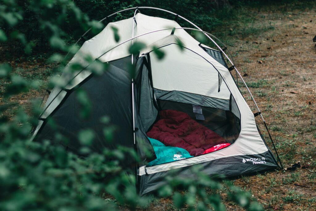 Slaapzak in een tent tijdens een kampeerovernachting