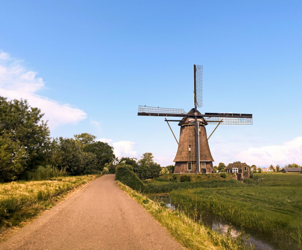 wandelen in nederland langs een molen