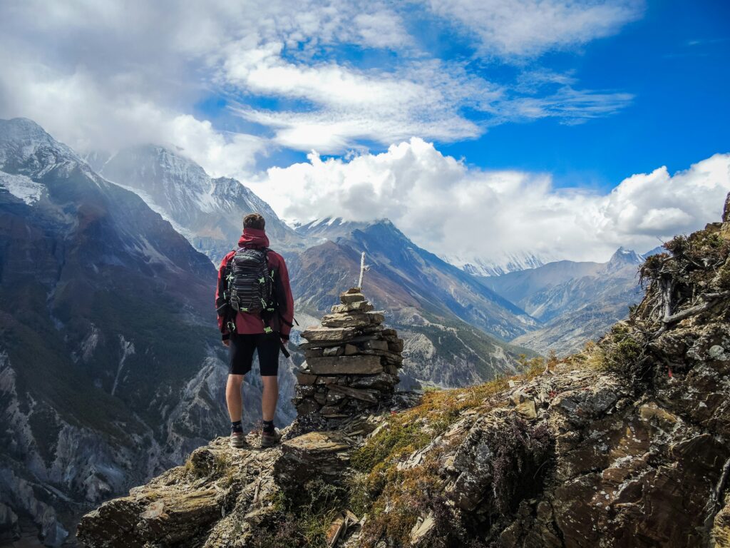 Hiker met lichtgewicht backpack tijdens een bergwandeling