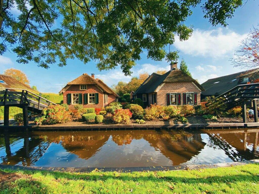 wandelen in de lente langs huizen in nederland